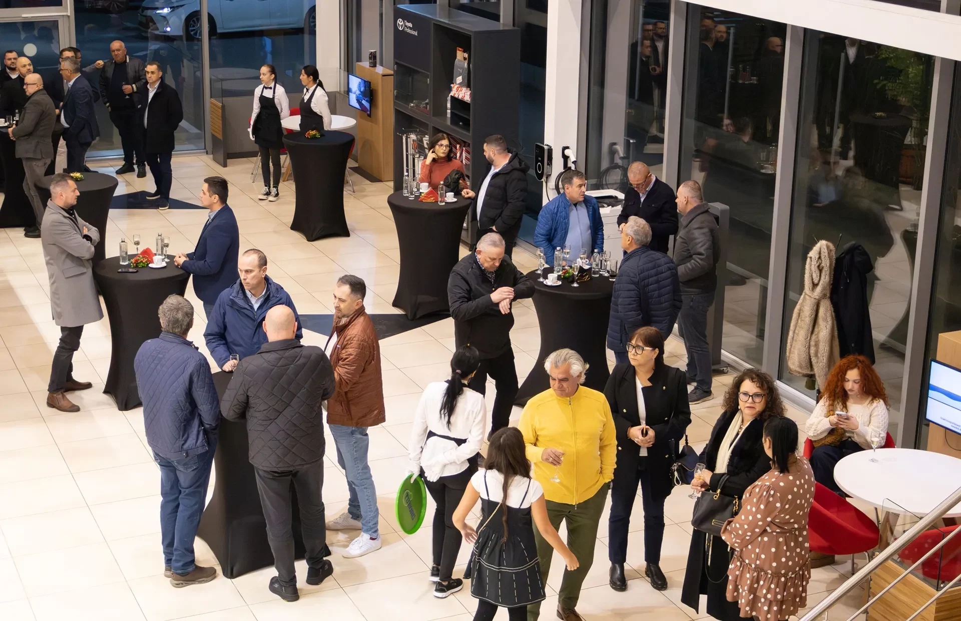 invitati eveniment deshidere showroom toyota targoviste 3